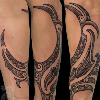 Татуировка мужская графика на предплечье узор в стиле полинезия