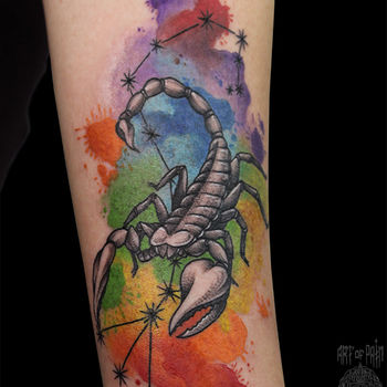 Татуировка женская акварель на предплечье скорпион