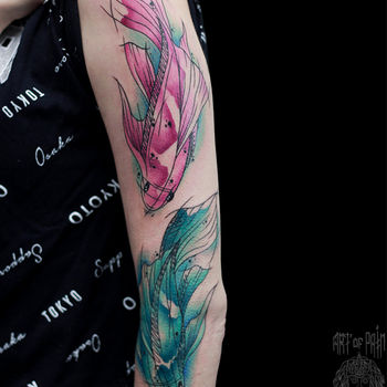 Татуировка женская акварель на плече рыбы
