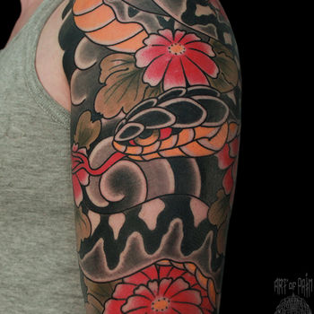 Татуировка мужская япония на плече змея, хризантема