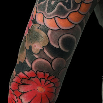 Татуировка мужская япония на предплечье змея, хризантема
