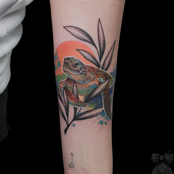 Татуировка женская нью скул на предплечье черепаха