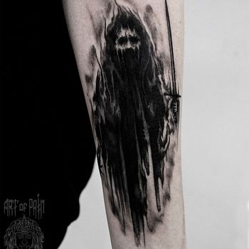 Татуировка мужская хоррор на предплечье призрак с мечом