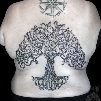 Татуировка женская графика на спине дерево