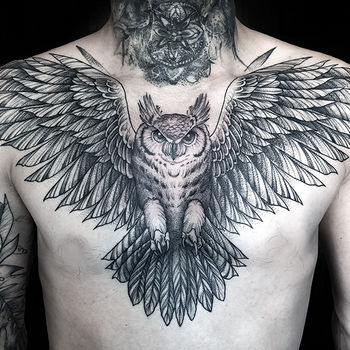 Татуировка мужская графика на груди сова