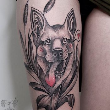 Татуировка женская графика на бедре собака