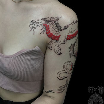Татуировка женская графика на плече и ключице дракон