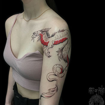 Татуировка женская графика на плече и ключице дракон (вид сбоку)