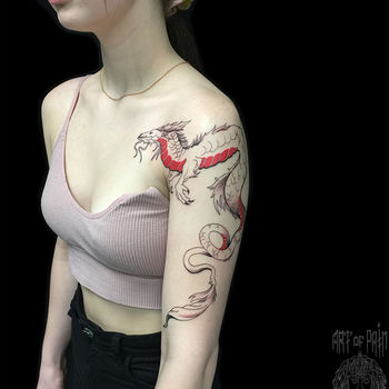 Татуировка женская графика на плече дракон