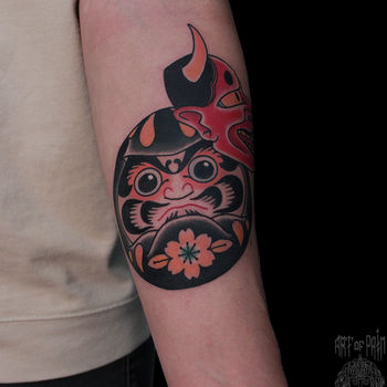 Татуировка мужская япония на предплечье дарума и ханья