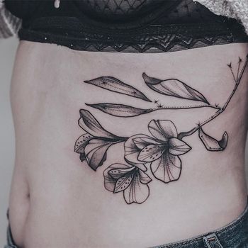 Татуировка женская графика на боку цветы и звезды