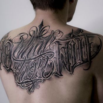 Татуировка мужская леттеринг на спине надпись