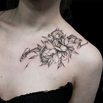 Татуировка женская графика на ключице дракон и цветок