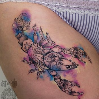 Татуировка женская акварель на бедре скорпион