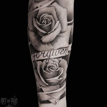 Татуировка мужская чикано на предплечье розы