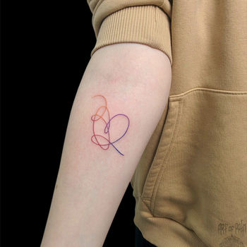 Татуировка женская графика на предплечье цветное сердце-нить