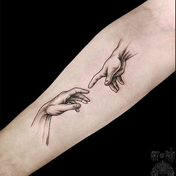 Татуировка женская графика на предплечье руки