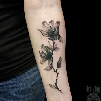 Татуировка женская графика на предплечье черные цветы