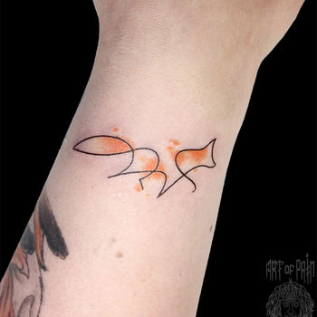 Татуировка женская графика на запястье лиса
