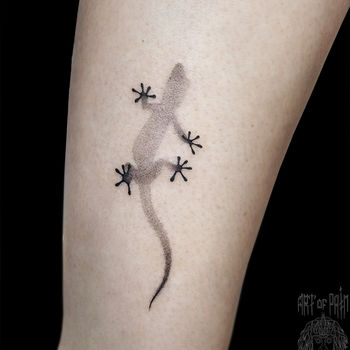 Татуировка женская графика на голени ящерица