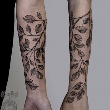 Татуировка женская графика на предплечье ветви с листьями