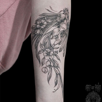 Татуировка женская графика на предплечье грифон