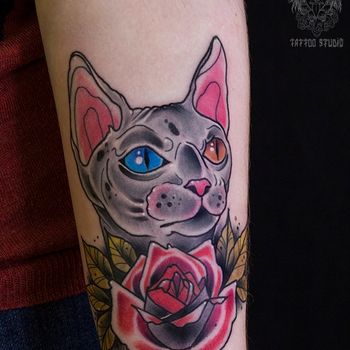 Татуировка женская нью-скул на предплечье котик и роза