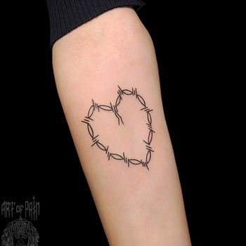 Татуировка женская графика на предплечье сердце из колючей проволоки