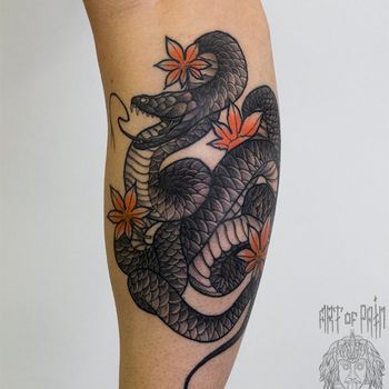 Татуировка женская графика на голени змея