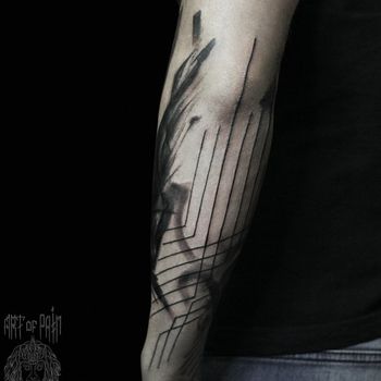 Татуировка мужская графика на руке абстракция