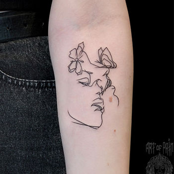 Татуировка женская графика на предплечье лицо