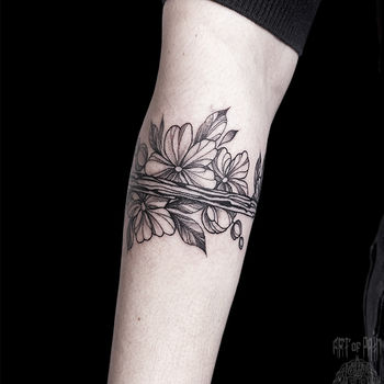Татуировка женская графика на предплечье браслет цветы
