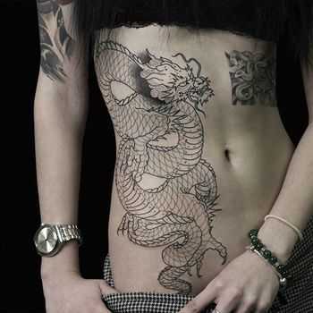 Татуировка женская япония на боку дракон