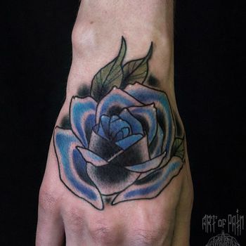 Татуировка мужская олдскул на кисти роза