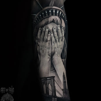 Татуировка мужская реализм на руке статуя свободы, мост