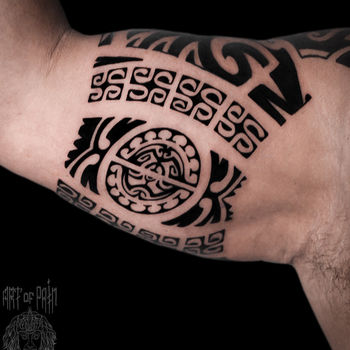 Татуировка мужская полинезия на руке орнамент