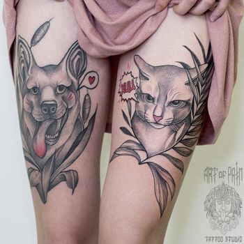 Татуировка женская графика на бедре кот и собака