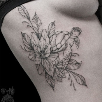 Татуировка женская графика на ребрах цветы и черепаха