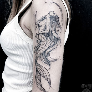 Татуировка женская графика на плече русалка