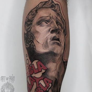 Татуировка мужская графика на голени портрет и надпись