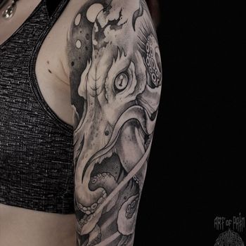 Татуировка женская графика на плече осьминог