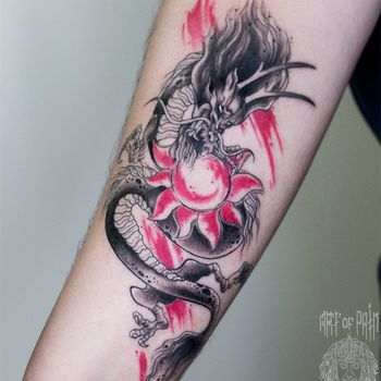 Татуировка женская треш полька на предплечье дракон