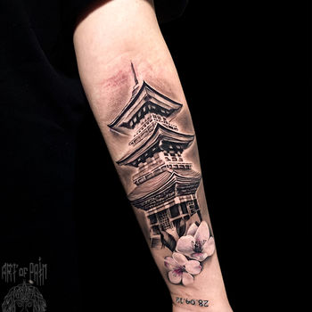 Татуировка женская реализм на предплечье сакура и пагода