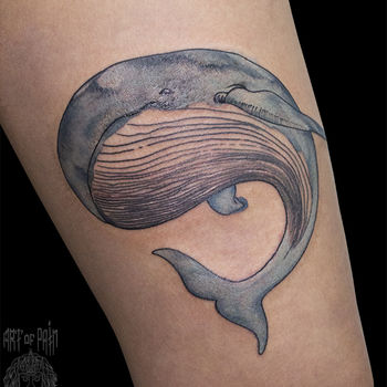 Татуировка женская акварель на бедре кит