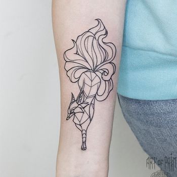 Татуировка женская графика на предплечье лиса с хвостом в виде цветка