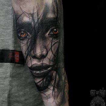 Татуировка мужская реализм на предплечье лицо девушки с оранжевыми глазами