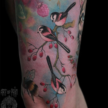 Татуировка женская реализм на бедре птицы и ягоды