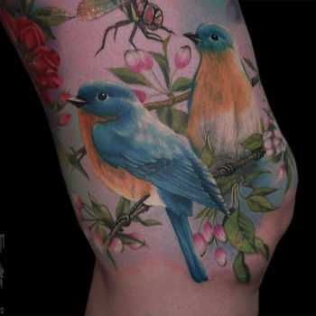 Татуировка женская реализм на бедре птицы