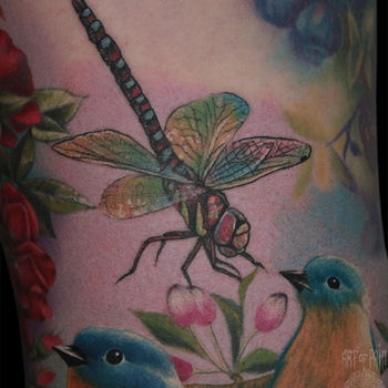 Татуировка женская реализм на бедре стрекоза