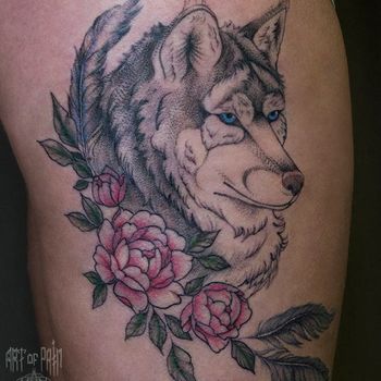 Татуировка женская дотворк на бедре волк и пионы